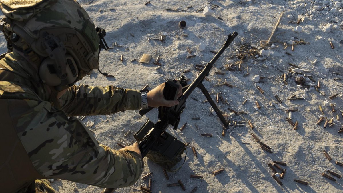 Un militar ucraniano del batallón Donbas participa en un entrenamiento militar cerca de la línea del frente en Donetsk, Ucrania, el 15 de octubre de 2023.