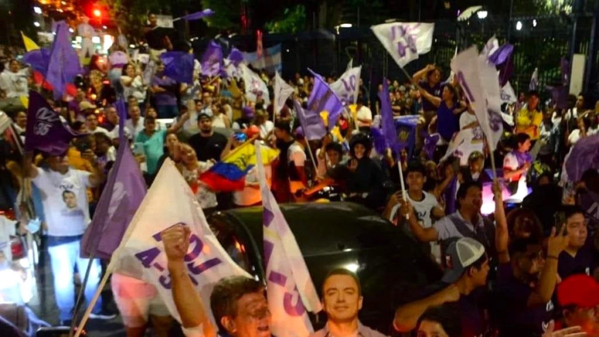 La celebración en las calles de Olón se extendió hasta horas de la madrugada
