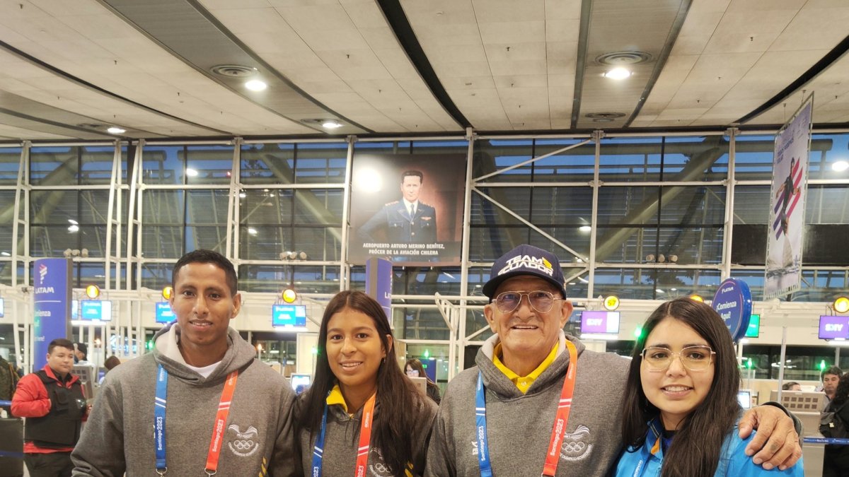 Israel Salavarría (i) y Kelly Salazar (c) fueron los primeros tricolores en llegar.