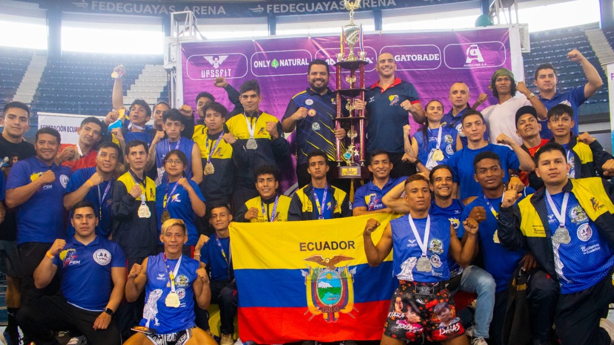El team Ecuador levantando el trofeo de campeón con mucha alegría.