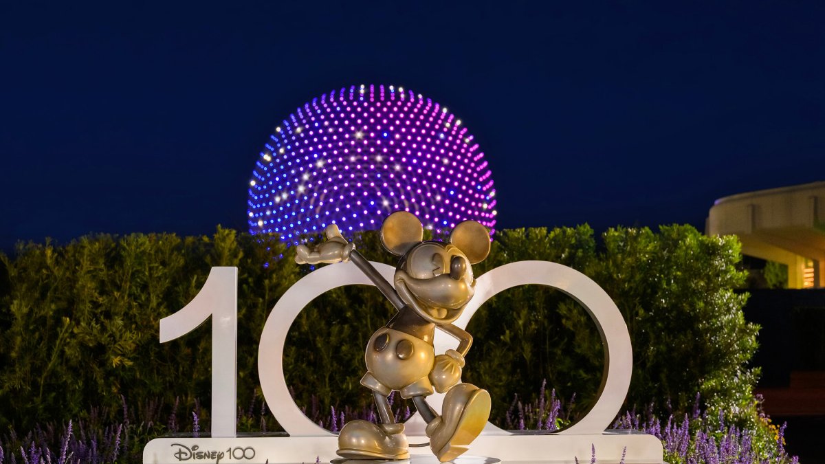 Empresa.- La escultura de platino de Mickey Mouse instalada con ocasión de los 100 años de Disney en la entrada del Walt Disney World Resort en Lake Buena Vista, Florida (EE. UU).