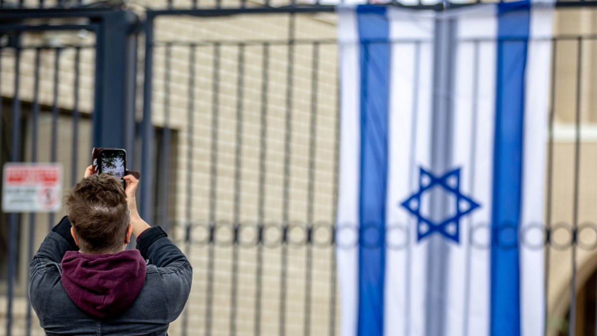 Apoyo.- En memoria de Israel se pone una bandera en la embajada en Estados Unidos.