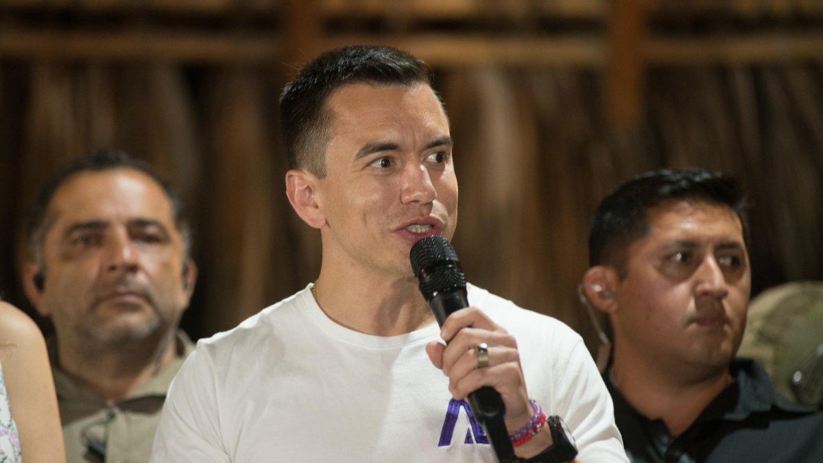 El candidato Daniel Noboa, habla con la prensa, tras ganar las elecciones presidenciales.