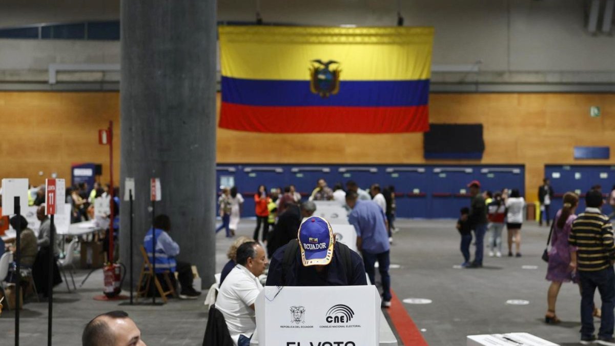 Exterior. Centro de votación para las elecciones ecuatorianas en Madrid.