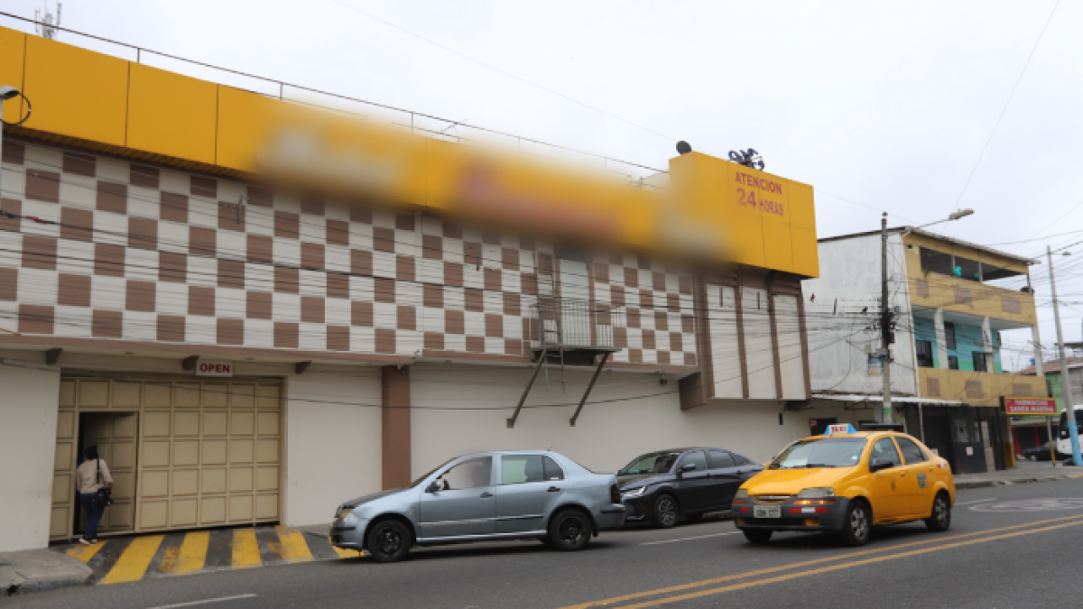 a mañana de este lunes, el ingreso al hotel estaba restringido y solo permitía el acceso de ciertos vehículos, presumiblemente de empleados.