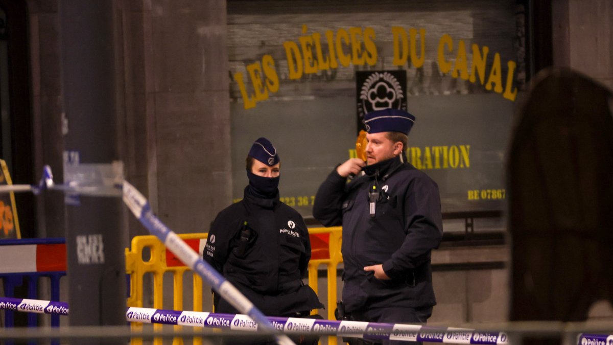 Dos policías belgas acordonan el centro de Bruselas, Bélgica.