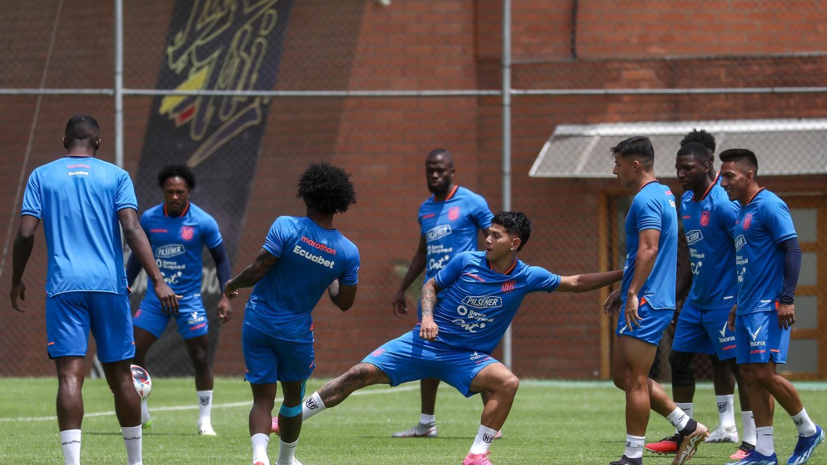 Erick Ferigra (c) de Ecuador participa en un entrenamiento.