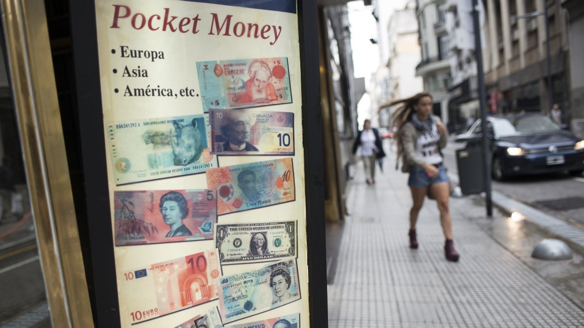 Negocio.- Una de las casas de cambios en Argentina muestra varias divisas.