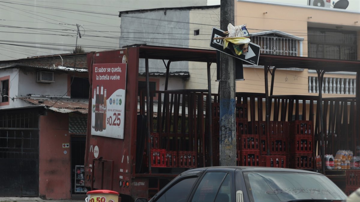 Una pancarta tapa la señalética entre las calles Octava y Huancavilca.