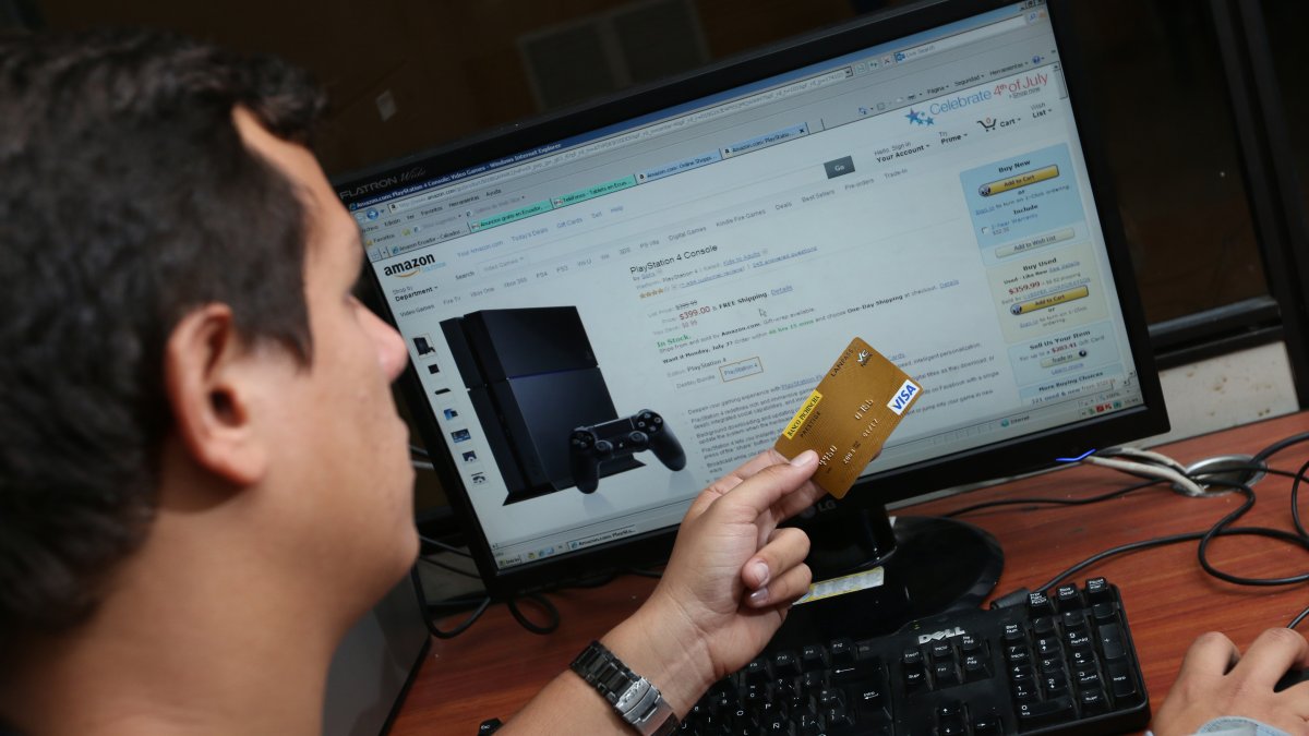 Cliente. Una persona aprovecha las ofertas que hay en la feria virtual.