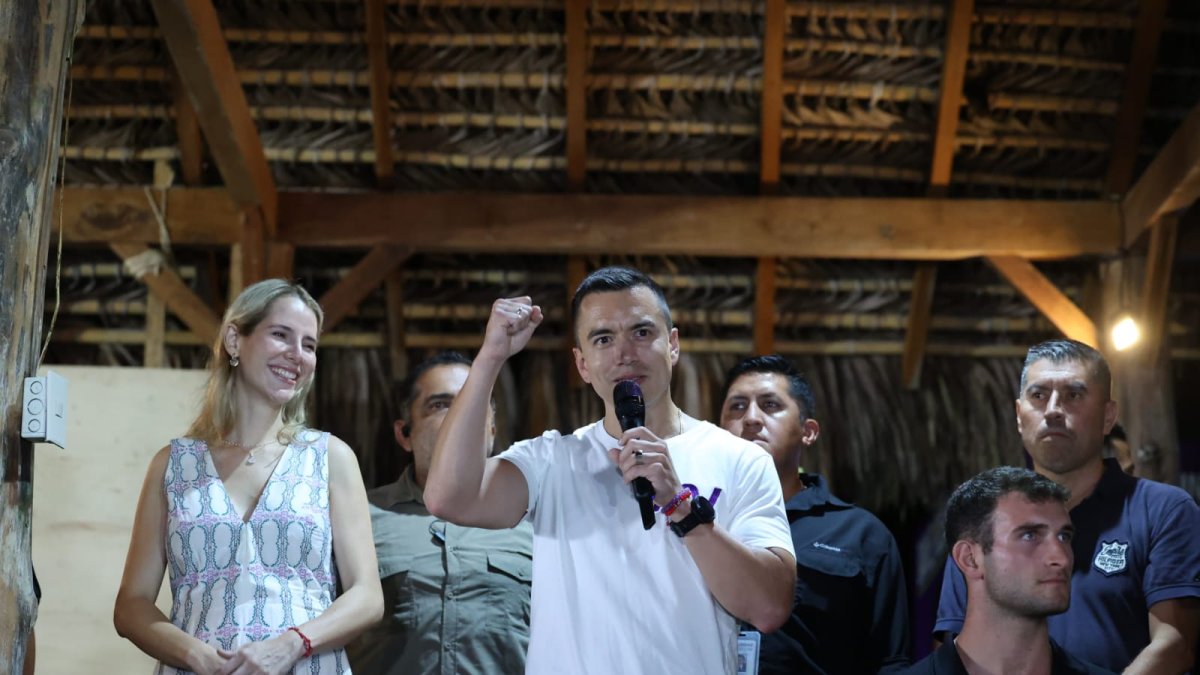 El presidente electo de Ecuador, Daniel Noboa Azín, mientras daba declaraciones tras su victoria en los comicios del domingo 15 de octubre.