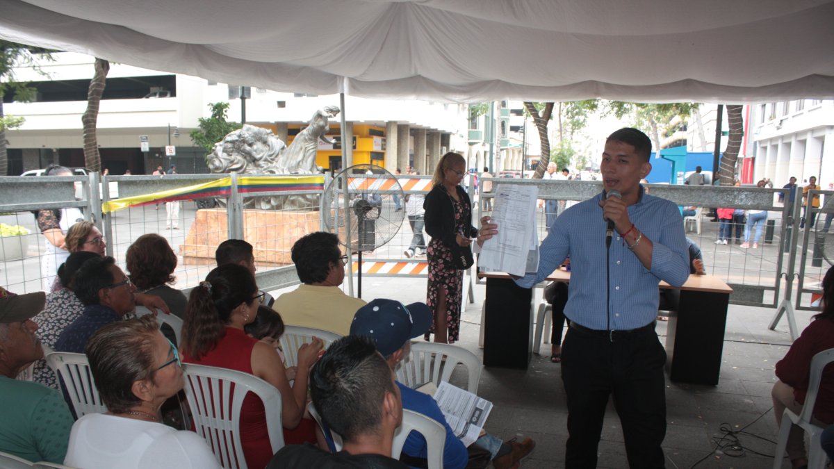 Charla. Personal municipal despeja dudas sobre cómo hacer el proceso de regularización de construcciones.