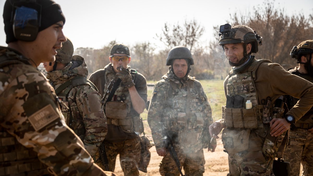 Soldados ucranianos durante un descanso en unos entrenamientos militares cerca del frente.