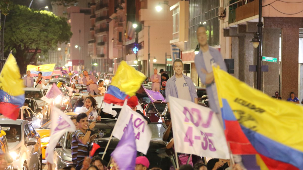 Simpatizantes del aspirante presidencial ecuatoriano Daniel Noboa fueron registrados este el pasado 15 de octubre al celebrar el triunfo de su candidato en los comicios, en Guayaquil