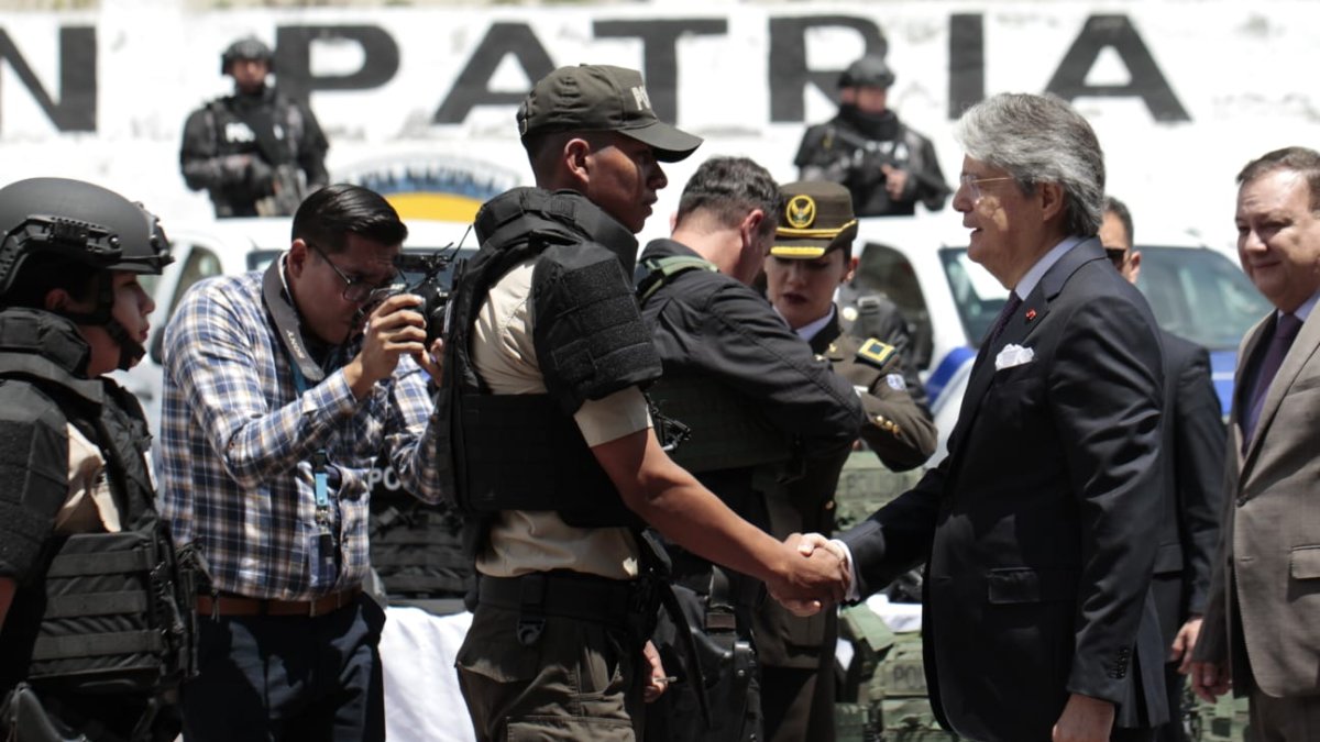 Guillermo Lasso en encuentro con las fuerzas armadas.