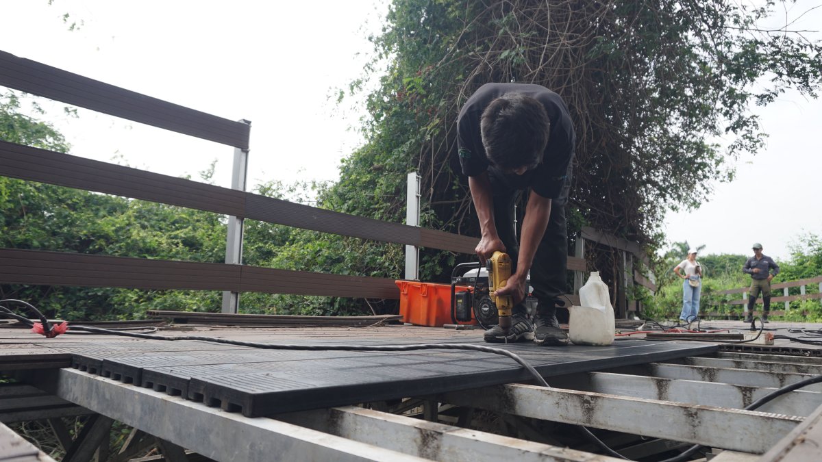 Se uso caucho de neumáticos para este nuevo piso.