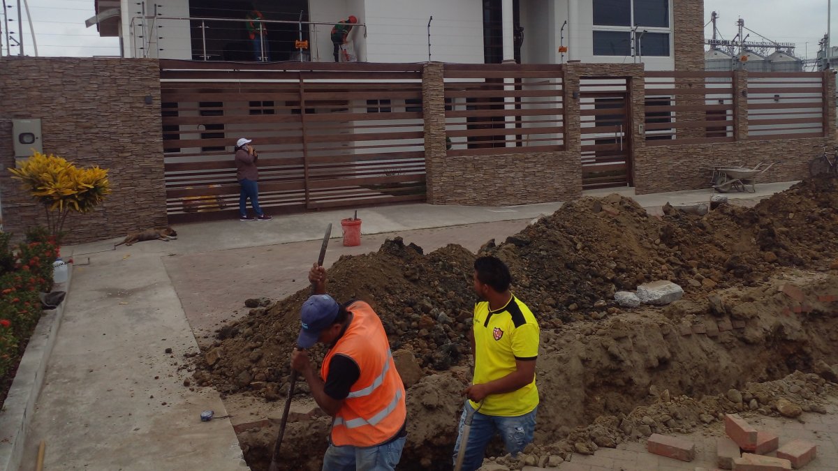 Trabajos. Afuera de la vivienda de la víctima se realizan trabajos con maquinaria.