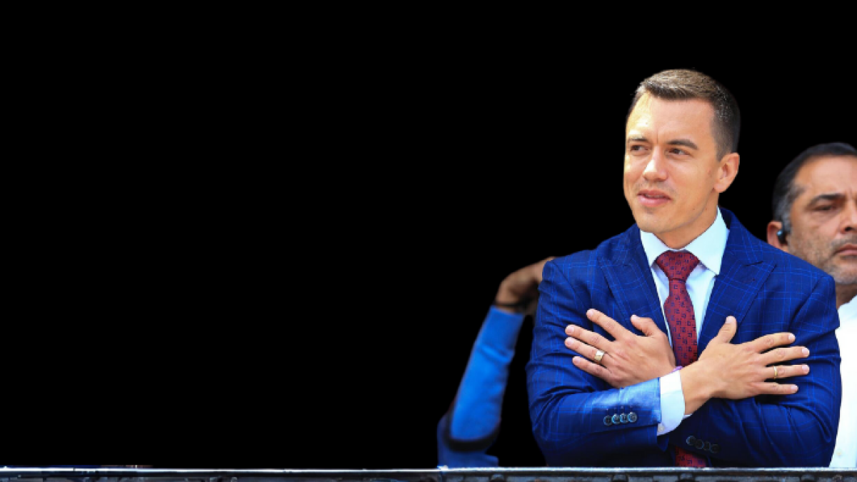 El presidente electo Daniel Noboa saluda a simpatizantes a su llegada al Palacio de Gobierno, hoy en Quito (Ecuador).