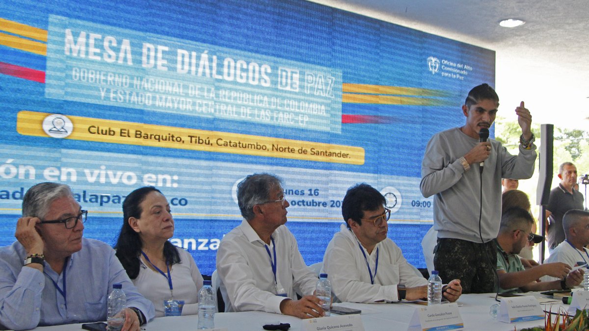 Camilo González (c), coordinador delegado por el Gobierno; Danilo Rueda (c-d), alto comisionado para la Paz de Colombia, participan en la instalación de la mesa de diálogos de paz.