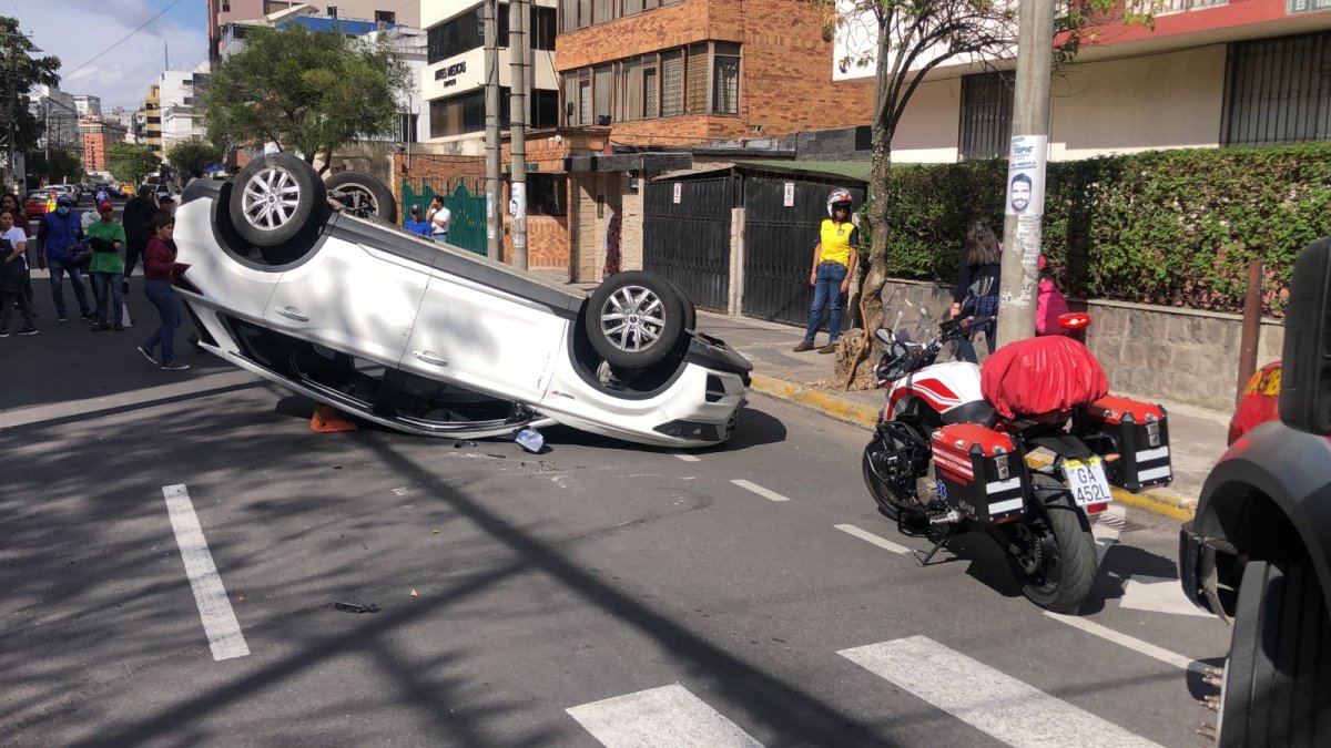 Producto del impacto un vehículo quedó volcado entre las calles Italia y Vancouver