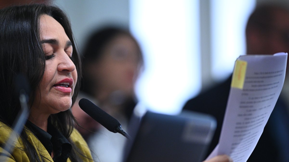 La relatora de la Comisión Parlamentaria Mixta de Investigación, senadora Eliziane Gama, lee el informe final de la comisión sobre los actos antidemocráticos del pasado 8 de enero.