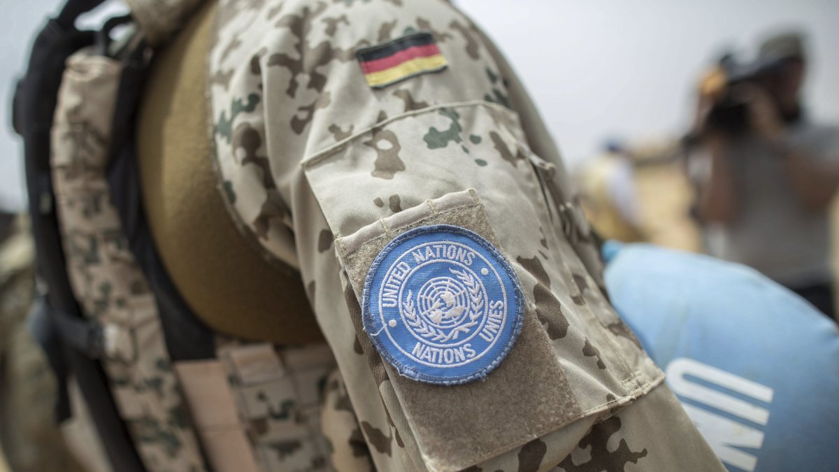 Un soldado aparece con el logo de la Misión de Naciones Unidas para la estabilización de Mali (Minusma)