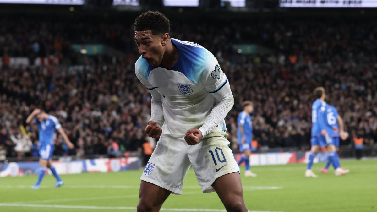 Jude Bellingham de Inglaterra celebra después de que Marcus Rashford anotara el 2-1 durante el partido de la ronda de clasificación del grupo C de la UEFA EURO 2024.