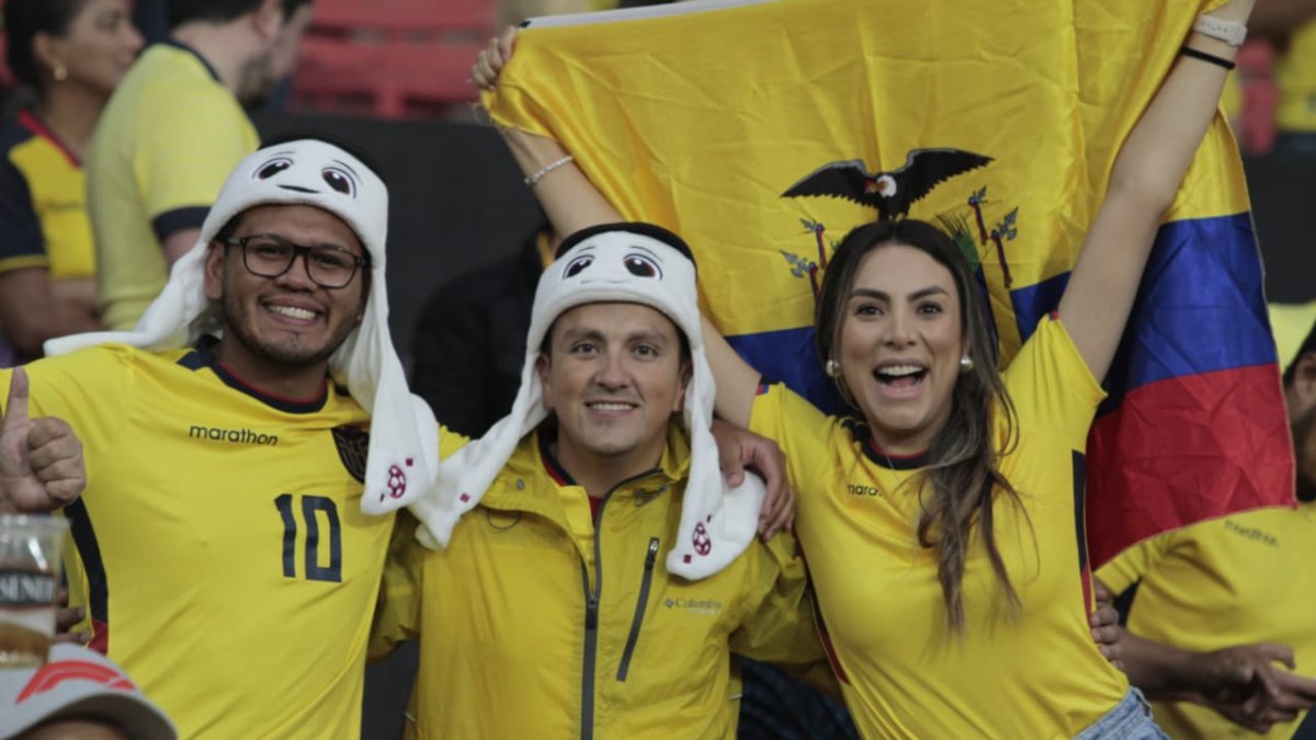 Hinchas listos para el partido entre Ecuador vs Colombia.