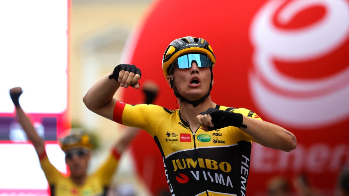 Olav Kooij celebra la victoria tras ganar la última