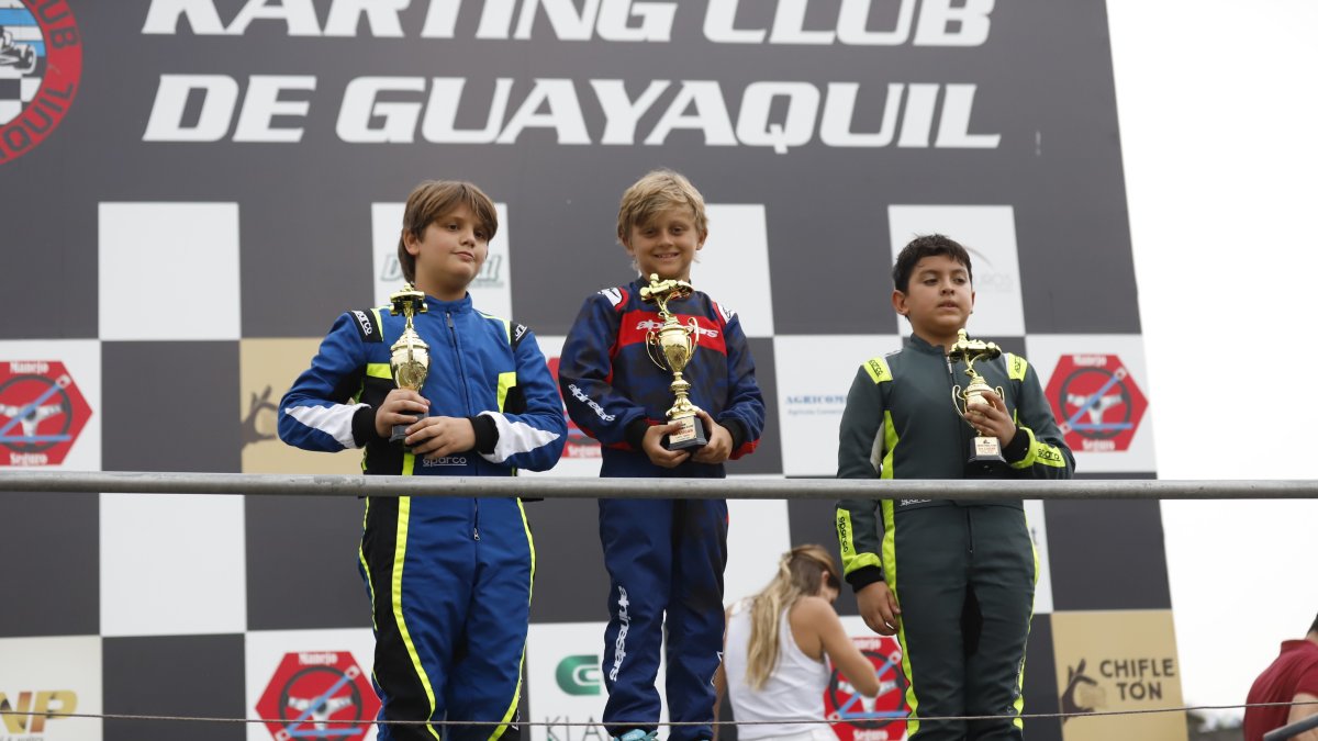 Alejandro Taleb (c) fue el mejor de la fecha 4 en la categoría Mini.