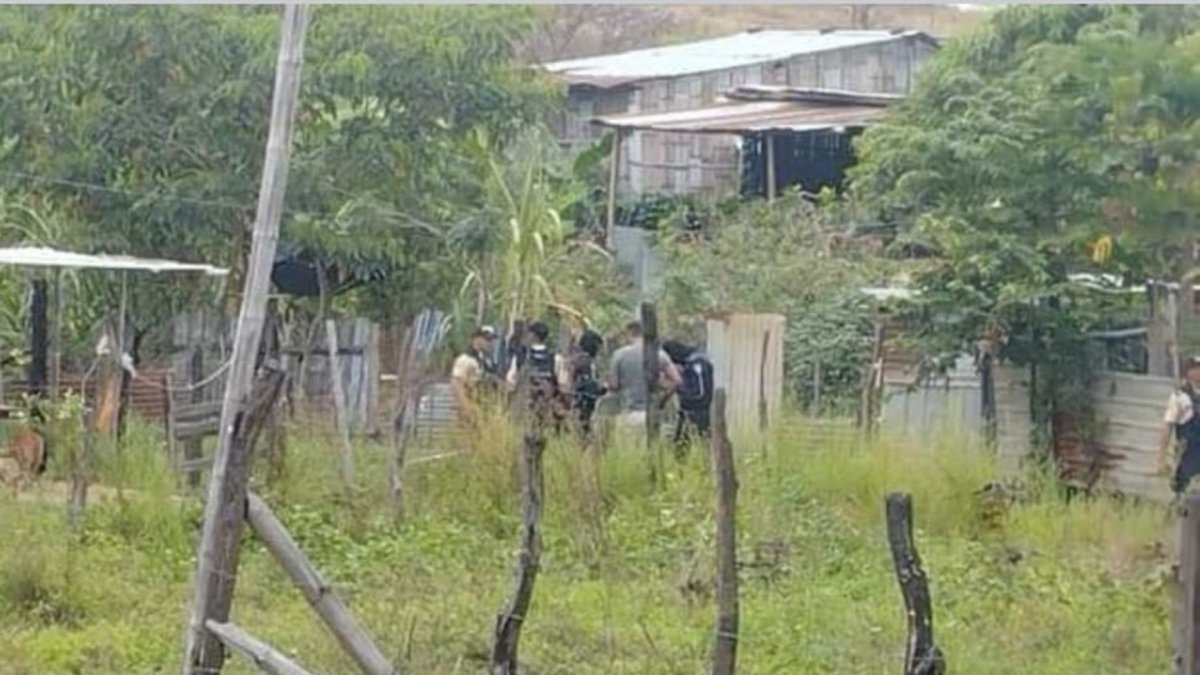 Agentes policiales revisaron la vivienda.