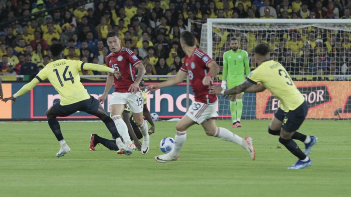 El duelo que se disputa en el estadio Rodrigo Paz Delgado, de Quito.