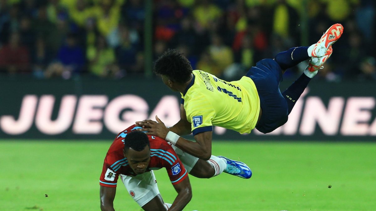 El jugador C. Cuesta fue amonestado luego de una fuerte falta hacia A. Mena.