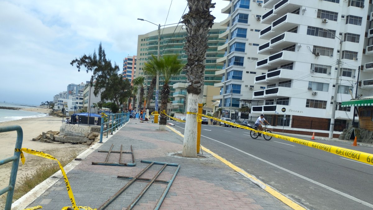 Reclamo. Por años, las barandas estuvieron dañadas, al igual que las escaleras que conducían al mar.
