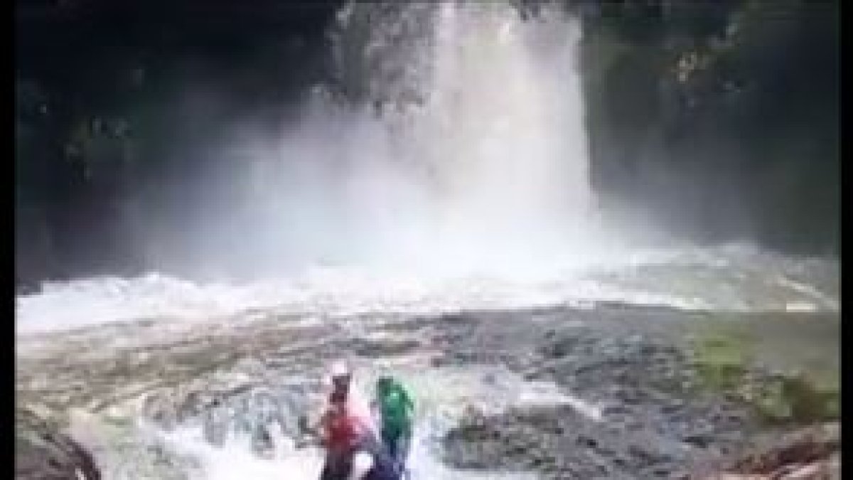Caída. Los turistas estaban en un recorrido de avistamiento de aves cuando incrementó la potencia del río.