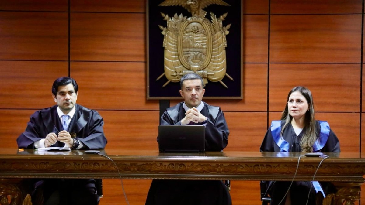 Diligencia. El juez Felipe Córdova (centro) estará a cargo de la dirección de la audiencia de formulación de cargos.