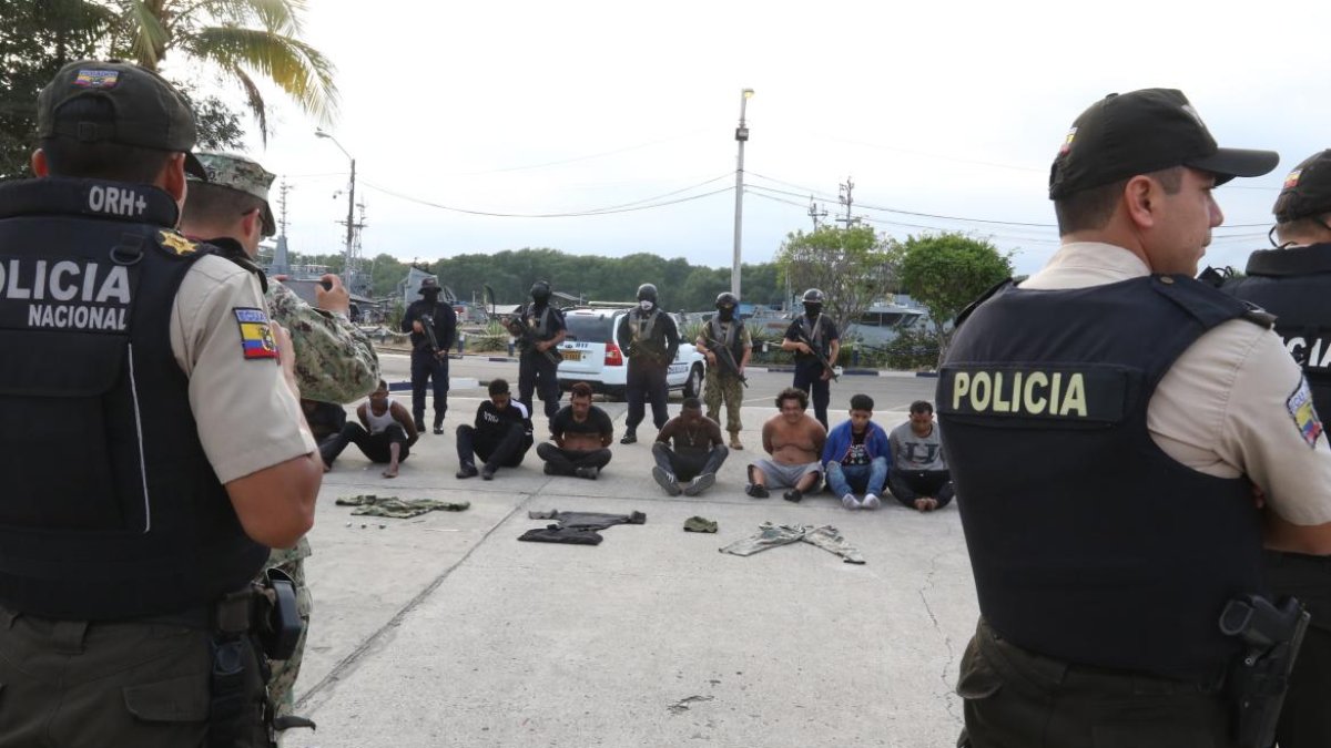 Ocho hombres fueron detenidos en una lancha que andaba en el golfo de Guayaquil.