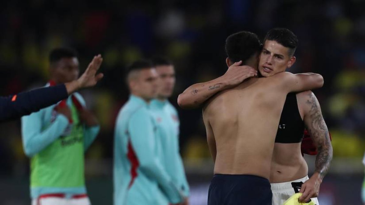 El joven talento de Ecuador, Kendry Paéz, comparte un emotivo momento con la estrella colombiana James Rodríguez.