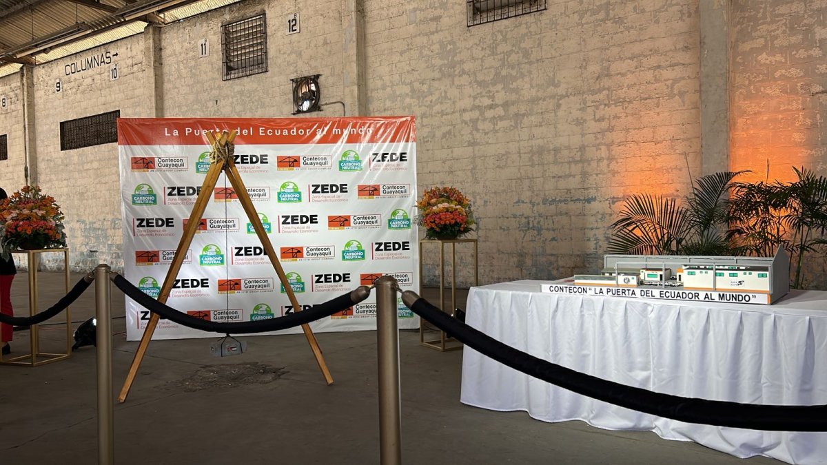 La primera piedra del edificio de la Policía Nacional en el Puerto Marítimo de Guayaquil.