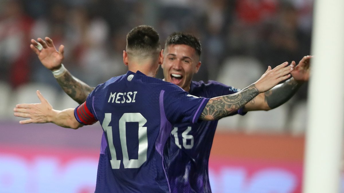 Lionel Messi le marcó por duplicado a Perú.