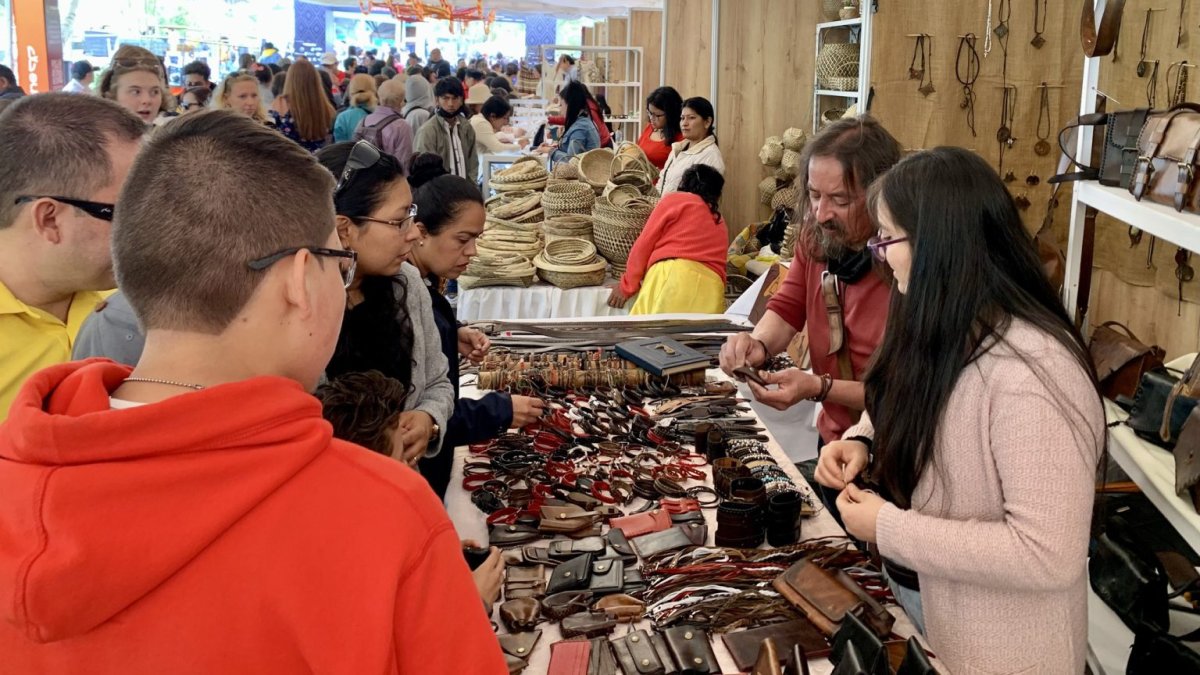 Variedad. Emprendimientos de joyería, indumentaria sombreros, objetos decorativos, billeteras, entre otros.