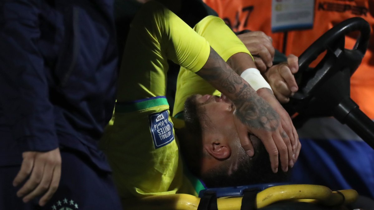Neymar salió lesionado en el partido de las Eliminatorias Sudamericanas entre Uruguay y Brasil.