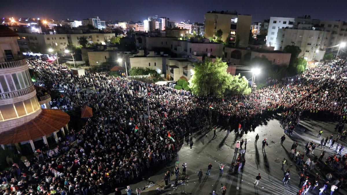 Ammán, Jordania. Manifestantes ondean banderas palestinas en una manifestación pro-palestina cerca de la embajada de Israel tras ataque a un hospital en la Franja de Gaza, este 18 de octubre de 2023.
