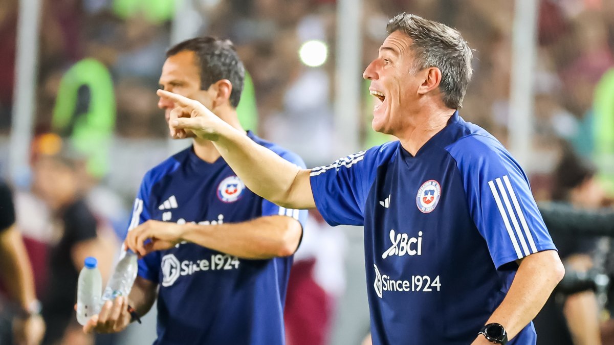 El director técnico Eduardo Berizzo de Chile reacciona en el partido de las Eliminatorias Sudamericanas.