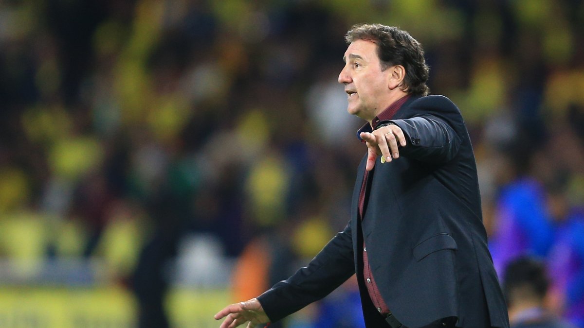El director técnico Néstor Lorenzo de Colombia reacciona en el partido de las Eliminatorias Sudamericanas para la Copa Mundial de Fútbol 2026 entre Ecuador y Colombia.