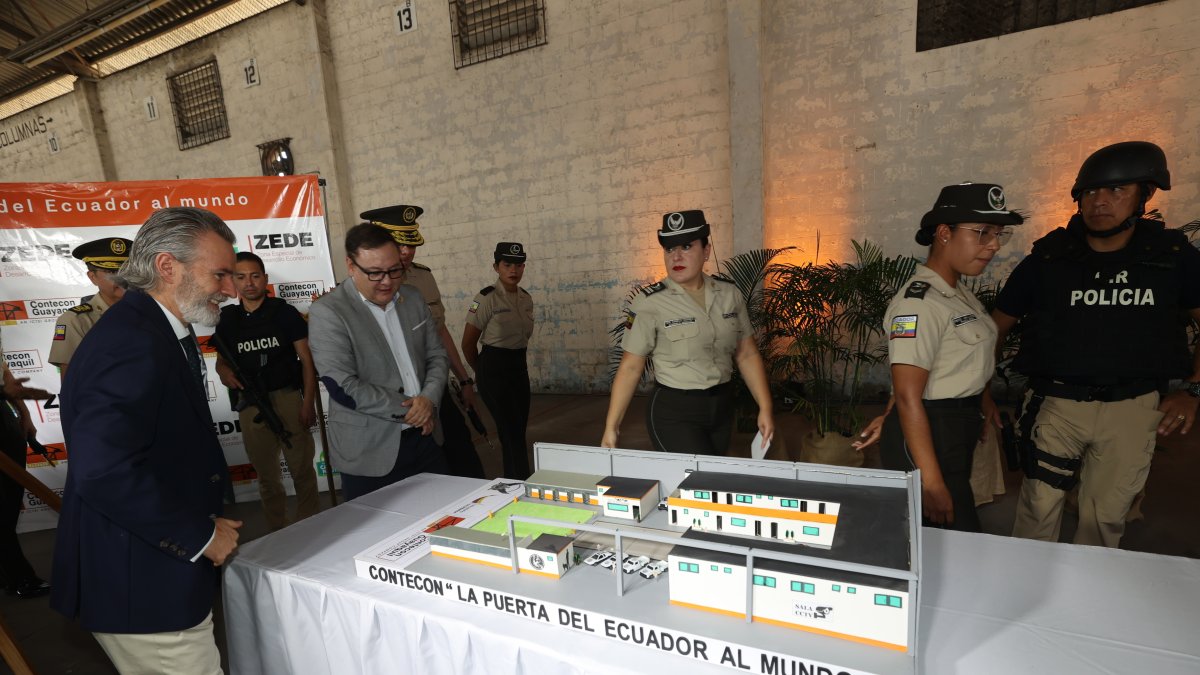 Obra. Las autoridades observan la maqueta del edificio para la Policía Nacional en el Puerto de Guayaquil.