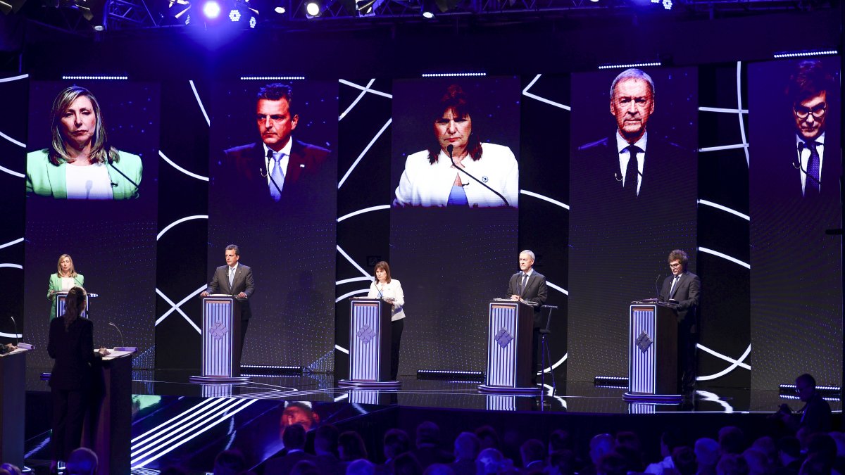 Presencia. Los candidatos presidenciales argentinos durante un debate en Santiago del Estero (Argentina).