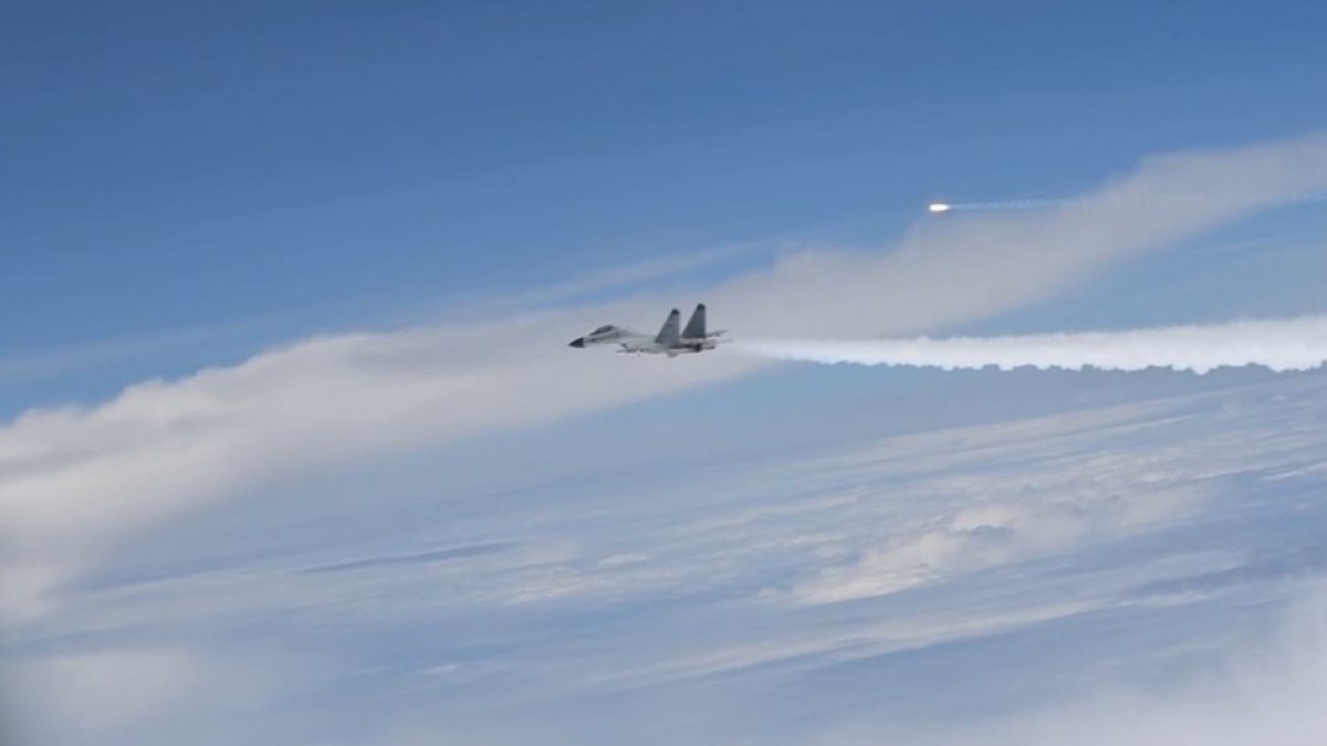Fotografía cedida por el Departamento de Defensa de EE. UU. donde se muestra un avión de combate de la Fuerza Aérea del Ejército Popular de Liberación chino mientras realiza una maniobra 