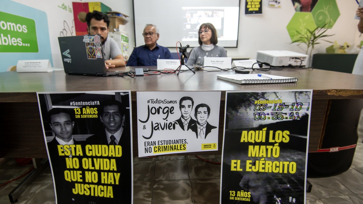 Luis Echeverria (i), integrante del colectivo 'Todos somos Jorge y Javier'; Joel Medina y Rosa Elvia Mercado, padres de Jorge Mercado, el estudiante asesinado junto a su amigo en 2010.