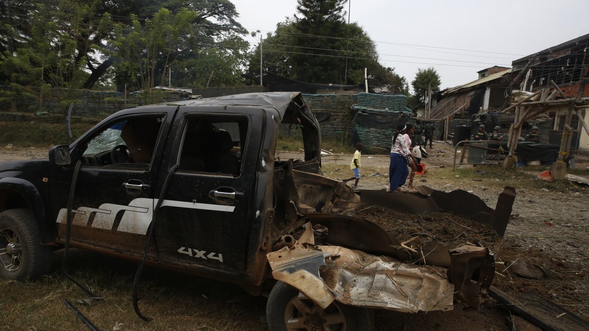 El carro bomba denotado contra la estación de policía, el 13 de agosto de 2023, en Timba, departamento del Cauca (Colombia).